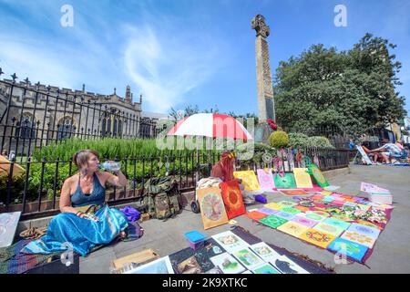 Straßenkünstler auf der High Street in der Stadt Glastonbury in Somerset, Großbritannien Stockfoto