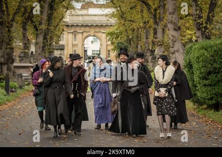 London, Großbritannien. 30. Okt 2022. Halloween-Treffen der Society of Salome auf dem Brompton Cemetery. Auf dem denkmalgeschützten Friedhof der Klasse I versammeln sich tadellos gekleidete Mode- und Kulturliebhaber der viktorianischen, edwardianischen und Art déco-Zeit. Kredit: Guy Corbishley/Alamy Live Nachrichten Stockfoto