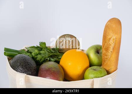 Wiederverwendbarer Stoffbeutel mit Lebensmitteln. Eine Alternative zu Einwegbeuteln aus Kunststoff, dem Thema Ökologie Stockfoto