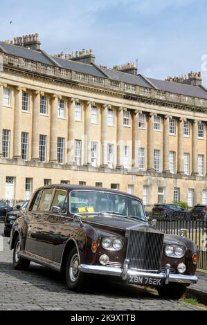 Eine geschlossene Limousine von Rolls-Royce Phantom VI aus dem Jahr 1972 mit zwei Oparking-Tickets im Royal Crescent in Bath, Großbritannien Stockfoto