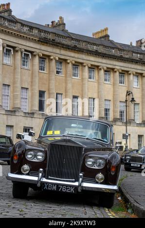 Eine geschlossene Limousine von Rolls-Royce Phantom VI aus dem Jahr 1972 mit zwei Parkkarten im Royal Crescent in Bath, Großbritannien Stockfoto