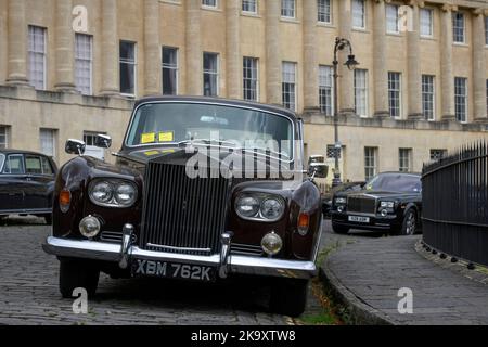 Eine geschlossene Limousine von Rolls-Royce Phantom VI aus dem Jahr 1972 mit zwei Parkkarten im Royal Crescent in Bath, Großbritannien Stockfoto