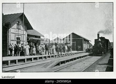 Der Bahnhof wurde 1877 eröffnet. Zweistöckiges Stationshaus aus Backstein. Die Expeditionsräume und der Warteraum wurden 1905 erweitert und so wurde die Dienstresidenz für den Stationsleiter in die zweite Etage verlegt. Mechanisches Getriebe. Der Bahnhof wurde am 1,9.1877 eröffnet. Nur bis 1881 anhalten, als ein provisorisches Bahnhofshaus errichtet wurde. Kombinierte Poststation vom 15,9.1877. Neues Bahnhofshaus, 1886 errichtet, 1906 erbaut und 1936 wieder aufgebaut. Lokstall für zehn Lokomotiven im Jahr 1945. Nördlich der Station steht der sogenannte Pella-Stein in Erinnerung an einen Spurwächter, der dort getroffen wurde Stockfoto