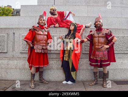 London, England, Großbritannien. 30. Oktober 2022. Eine Gruppe von Feiernden in Halloween-Kostümen posiert für ein Foto neben der Nelson-Säule auf dem Trafalgar Square. (Bild: © Vuk Valcic/ZUMA Press Wire) Stockfoto