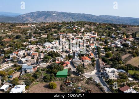 Luftaufnahme des Dorfes Fyti, Paphos, Zypern. Stockfoto