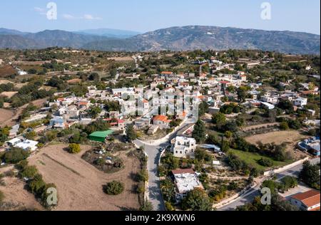 Luftaufnahme des Dorfes Fyti, Paphos, Zypern. Stockfoto