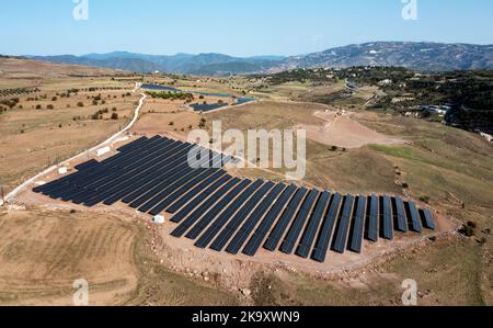 Luftaufnahme von Sonnenkollektoren auf einem Hügel in der Nähe von Thrinia, Bezirk Paphos, Zypern. Stockfoto