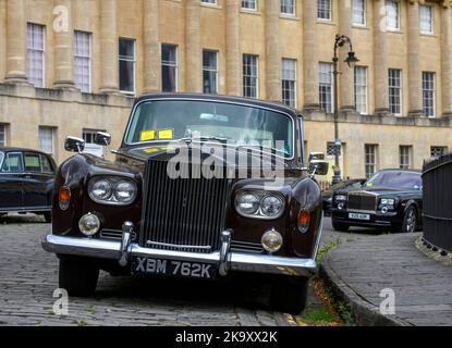 Eine geschlossene Limousine von Rolls-Royce Phantom VI aus dem Jahr 1972 mit zwei Parkkarten im Royal Crescent in Bath, Großbritannien Stockfoto