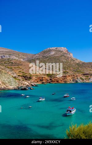 Erstaunliches kristallklares Wasser von Agali Beach, Folegandros, Griechenland Stockfoto