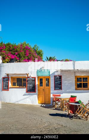 Traditionelles griechisches Restaurant in der Stadt Chora auf der Insel Folegandros. Kykladen, Griechenland Stockfoto