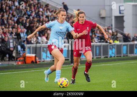 Manchester, Großbritannien. 30. Oktober 2022. Manchester, England, 30. 2022. Oktober: Kerstin Casparij (2 Manchester City) auf dem Ball während des Barclays FA Womens Super League-Spiels zwischen Manchester City und Liverpool im Academy Stadium in Manchester, England (Natalie Mincher/SPP) Quelle: SPP Sport Pressefoto. /Alamy Live News Stockfoto