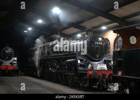 Dampflokomotiven im Schuppen am Ende eines anstrengenden Tages auf der Bluebell Railway Stockfoto