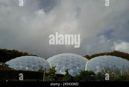 Honigwaben-förmige Öko-Biomes beim Eden Project in Bodelva, St. Austell, Cornwall vor einem blauen bewölkten Himmel. Stockfoto