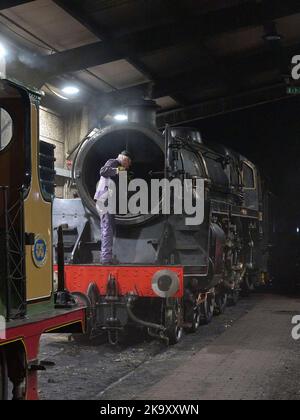 Dampflokomotiven im Schuppen am Ende eines anstrengenden Tages auf der Bluebell Railway Stockfoto