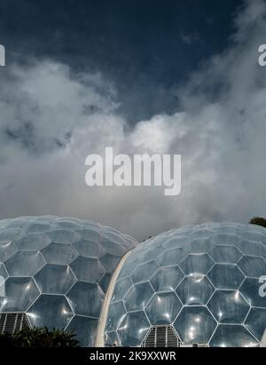 Honigwaben-förmige Öko-Biomes beim Eden Project in Bodelva, St. Austell, Cornwall vor einem blauen bewölkten Himmel. Stockfoto