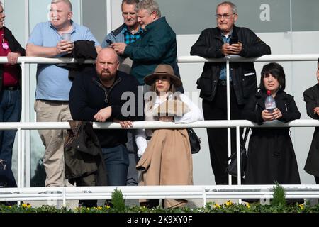 Ascot, Bergen, Großbritannien. 29.. Oktober 2022. Racegoers beobachten die Pferde im Parade Ring bei Ascot Races. Quelle: Maureen McLean/Alamy Live News Stockfoto