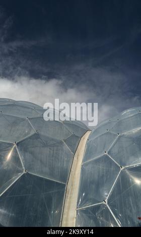 Honigwaben-förmige Öko-Biomes beim Eden Project in Bodelva, St. Austell, Cornwall vor einem blauen bewölkten Himmel. Stockfoto