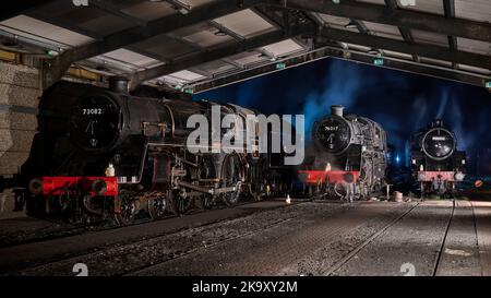 Dampflokomotiven im Schuppen am Ende eines anstrengenden Tages auf der Bluebell Railway Stockfoto