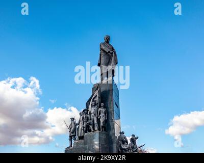 Taras Schewtschenko Denkmal in Charkiw Stadtpark auf blauem Himmel mit weißen Wolken Hintergrund. Stadtgarten Schewtschenko, Ukraine Stockfoto