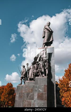 Taras Schewtschenko Denkmal in der Ukraine, Kharkiv Stadtzentrum Park. Kobzar-Statue im Herbst farbenfrohe Bäume im Stadtgarten von Schewtschenko Stockfoto