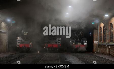 Dampflokomotiven im Schuppen am Ende eines anstrengenden Tages auf der Bluebell Railway Stockfoto