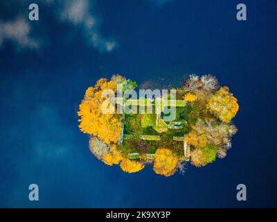 Luftaufnahme der Herbstfarben auf der zerstörten Burg auf der Insel am Loch an Eilein im Rothiemurchus Estate, Cairngorms National Park in der Nähe von Aviemore Stockfoto