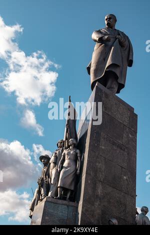 Taras Schewtschenko Denkmal in Charkiw Stadtpark auf blauem Himmel mit weißen Wolken Hintergrund. Kobzar im sonnigen Stadtgarten Schewtschenko, Ukraine Stockfoto