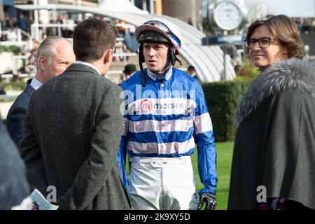 Ascot, Bergen, Großbritannien. 29.. Oktober 2022. Jockey Lorcan Williams vor dem Reiten Samarrive in der Ascot Underwriting Novices' Limited Handicap Steeple Chase bei Ascot Races. Samarrive hatte einen schlimmen Sturz im Rennen, stand aber zum wohl wieder auf. Quelle: Maureen McLean/Alamy Live News Stockfoto