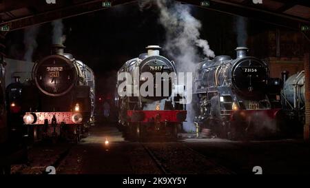 Dampflokomotiven im Schuppen am Ende eines anstrengenden Tages auf der Bluebell Railway Stockfoto