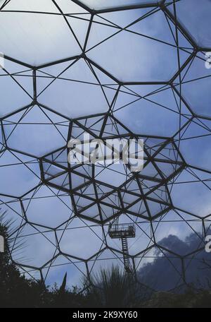 Honigwaben-förmige ökologische Biomes beim Eden Project in Bodelva, St. Austell, Cornwall. Im mediterranen Biom abgebildet Stockfoto