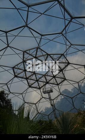 Honigwaben-förmige ökologische Biomes beim Eden Project in Bodelva, St. Austell, Cornwall. Im mediterranen Biom abgebildet Stockfoto