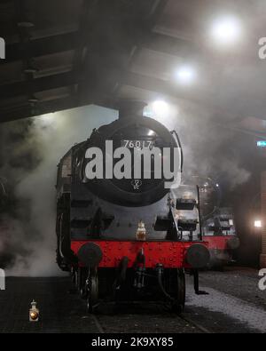 Dampflokomotiven im Schuppen am Ende eines anstrengenden Tages auf der Bluebell Railway Stockfoto