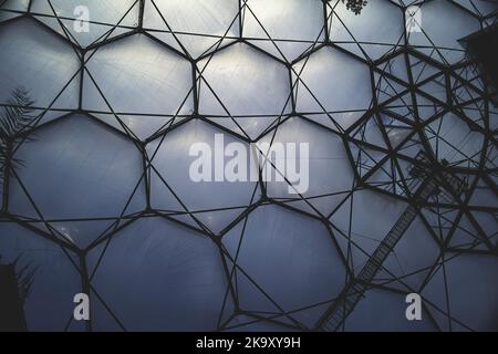 Honigwaben-förmige ökologische Biomes beim Eden Project in Bodelva, St. Austell, Cornwall. Im mediterranen Biom abgebildet Stockfoto