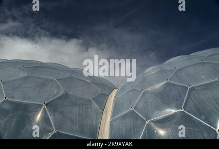 Honigwaben-förmige Öko-Biomes beim Eden Project in Bodelva, St. Austell, Cornwall vor einem blauen bewölkten Himmel Stockfoto