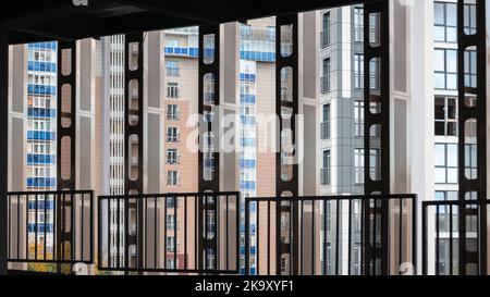 Blick vom mehrstufigen Parkplatz auf moderne Wohngebäude Wände und Fenster, Downtown-Architektur-Elemente in Abend Charkiw Stadt, Ukraine Stockfoto