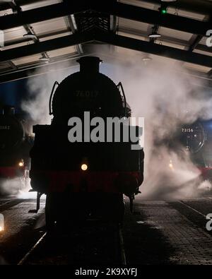 Dampflokomotiven im Schuppen am Ende eines anstrengenden Tages auf der Bluebell Railway Stockfoto