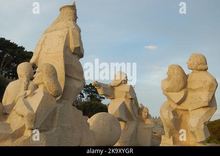 Baiona, Espanha - 03. Mai 2022 : Sonnenuntergang in der Nähe des Denkmals Begegnung zwischen zwei Welten, Pontevedra. Stockfoto