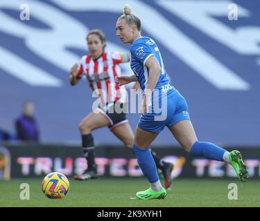 Birmingham, Großbritannien. 30. Oktober 2022. Jade Pennock #7 von Birmingham City dribbelt den Ball während des FA Women's Championship Matches Birmingham City Women vs Sheffield United Women in St Andrews, Birmingham, Großbritannien, 30.. Oktober 2022 (Foto von Simon Bissett/News Images) Credit: News Images LTD/Alamy Live News Stockfoto