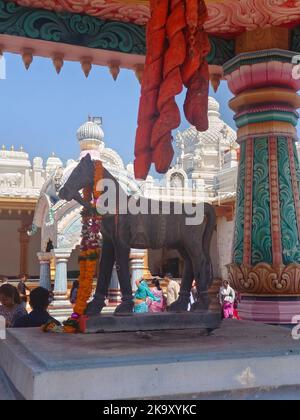 30. Oktober 2022, Shreenath Mhaskoba Tempel, der Tempel hatte Dutzende von mythologischen Geschichten an seinen Wänden, Kodit, in der Nähe von Saswad, Indien, gemeißelt Stockfoto