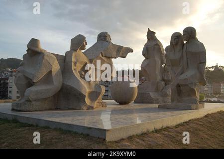 Baiona, Espanha - 03. Mai 2022 : Sonnenuntergang in der Nähe des Denkmals Begegnung zwischen zwei Welten, Pontevedra. Stockfoto