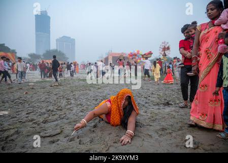 Noida, Indien. 30. Oktober 2022. Eine eifrige Frau führt religiöse Rituale durch, die zum Fluss Yamuna gehen, um Chhath puja in der Nähe des Staudammes von Kunj in Noida zu feiern. Chhath puja ist dem sonnengott Surya gewidmet, Chhath Festival ist ein altes hinduistisches Festival, das historisch auf dem indischen Subkontinent, genauer gesagt, den indischen Bundesstaaten Bihar, Uttar Pradesh, West Bengal, Jharkhand usw. beheimatet ist. Quelle: SOPA Images Limited/Alamy Live News Stockfoto