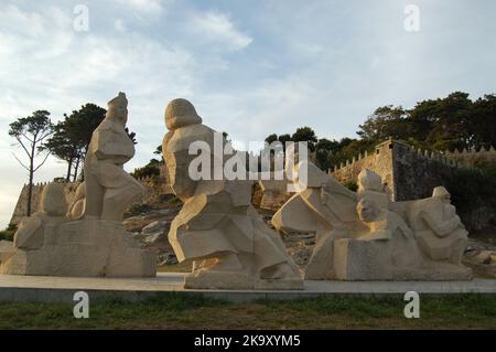 Baiona, Espanha - 03. Mai 2022 : Sonnenuntergang in der Nähe des Denkmals Begegnung zwischen zwei Welten, Pontevedra. Stockfoto