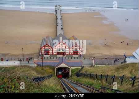 Blick von der Klippe auf den viktorianischen Pier und die Standseilbahn in Saltburn by the Sea, North Yorkshire, Großbritannien Stockfoto