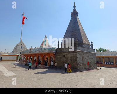30. Oktober 2022, Shreenath Mhaskoba Tempel, der Tempel hatte Dutzende von mythologischen Geschichten an seinen Wänden, Kodit, in der Nähe von Saswad, Indien, gemeißelt Stockfoto