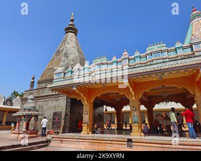 30. Oktober 2022, Shreenath Mhaskoba Tempel, der Tempel hatte Dutzende von mythologischen Geschichten an seinen Wänden, Kodit, in der Nähe von Saswad, Indien, gemeißelt Stockfoto