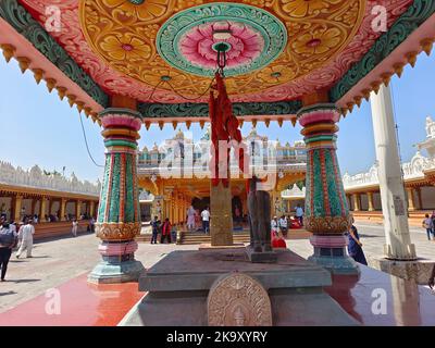30. Oktober 2022, Shreenath Mhaskoba Tempel, der Tempel hatte Dutzende von mythologischen Geschichten an seinen Wänden, Kodit, in der Nähe von Saswad, Indien, gemeißelt Stockfoto