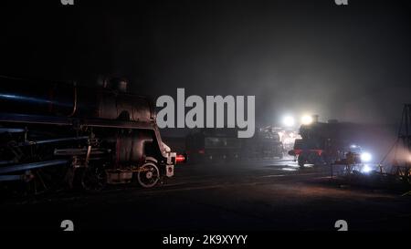 Dampflokomotiven im Schuppen am Ende eines anstrengenden Tages auf der Bluebell Railway Stockfoto