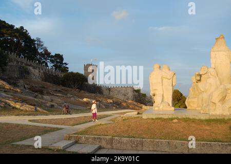 Baiona, Espanha - 03. Mai 2022 : Sonnenuntergang in der Nähe des Denkmals Begegnung zwischen zwei Welten, Pontevedra. Stockfoto