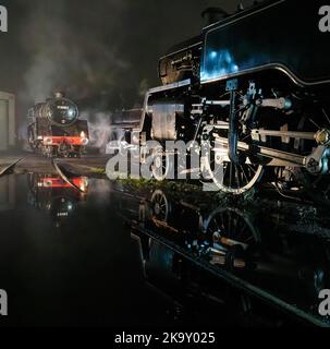 Dampflokomotiven im Schuppen am Ende eines anstrengenden Tages auf der Bluebell Railway Stockfoto