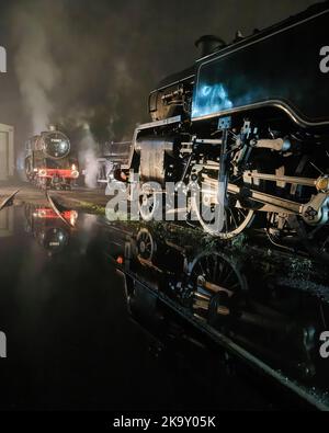 Dampflokomotiven im Schuppen am Ende eines anstrengenden Tages auf der Bluebell Railway Stockfoto